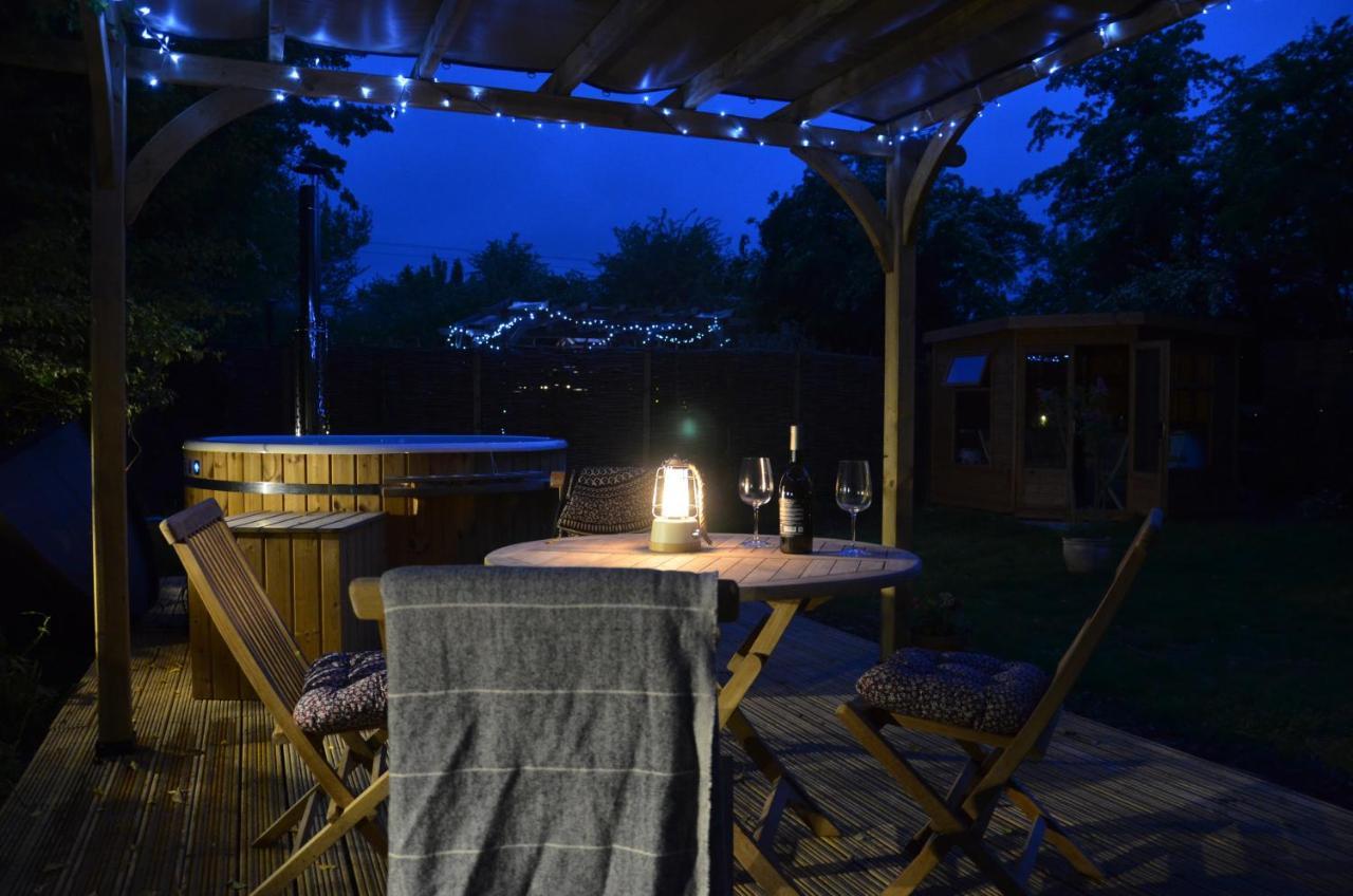 Stamford Meadows Glamping With Private Hot Tubs Hotell Exteriör bild