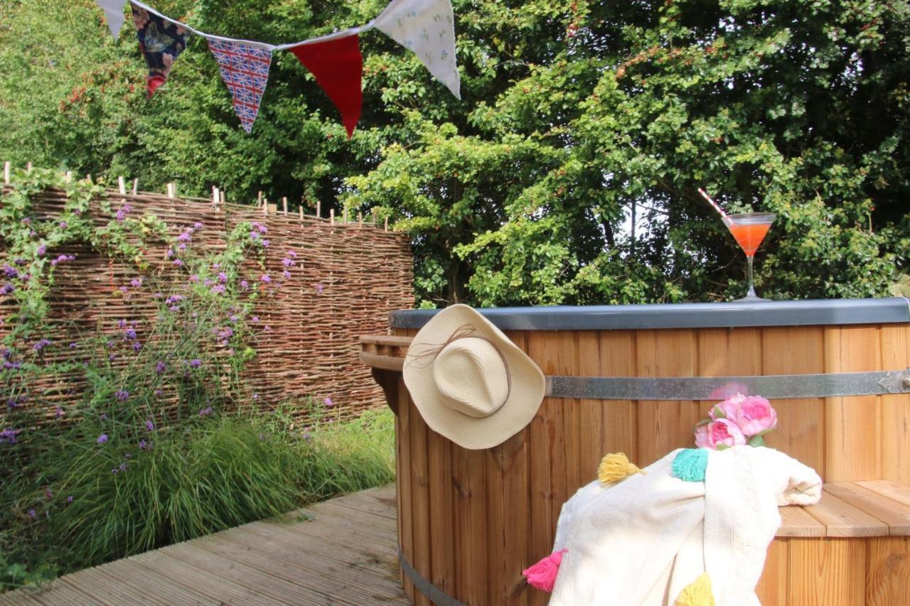 Stamford Meadows Glamping With Private Hot Tubs Hotell Exteriör bild