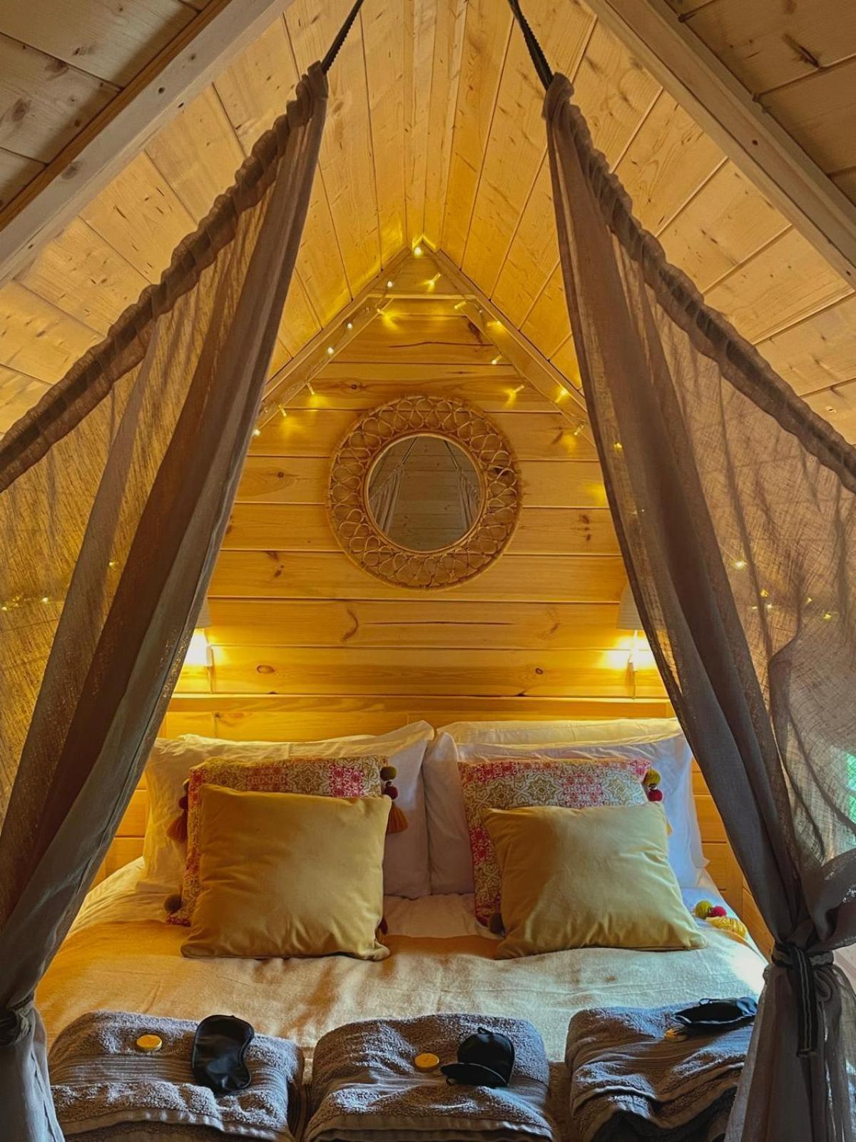 Stamford Meadows Glamping With Private Hot Tubs Hotell Exteriör bild